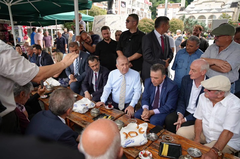 Zafer Partisi Genel Başkanı Ümit Özdağ Pazar'ı ziyaret etti