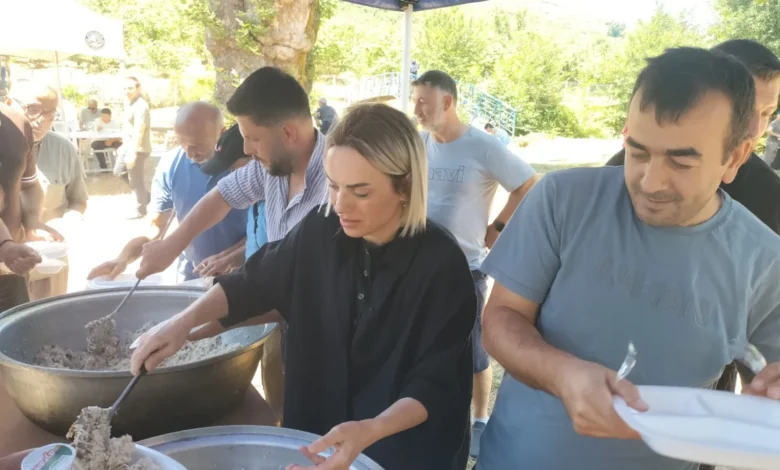 Akçakoca Belediye Başkanı Alev Ünal, geleneksel cümle mevlit programında pilav dağıttı