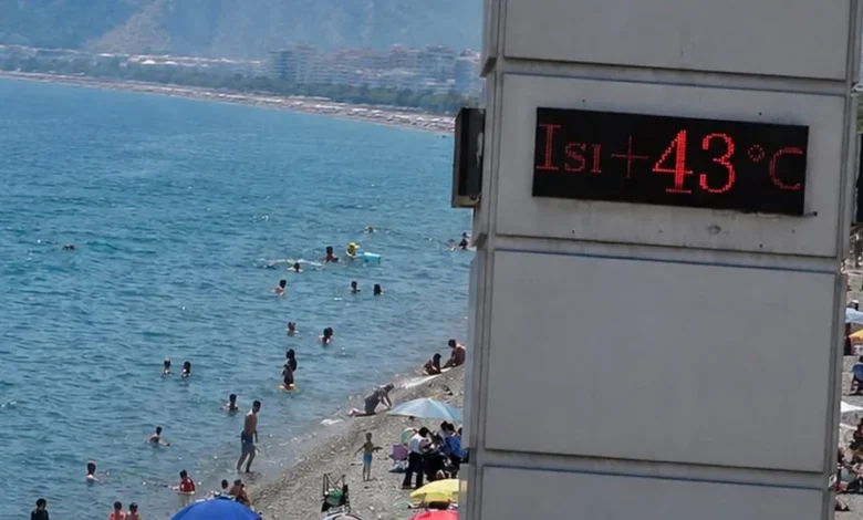Antalya 43 dereceyi gördü! Sıcaktan bunalanlar sahillere koştu