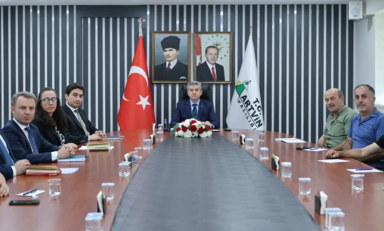 Artvin Valisi Ergün, muhtarların sorun ve taleplerini dinledi
