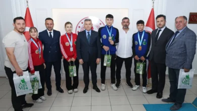 Artvin Valisi Ergün, Türkiye şampiyonu olan başarılı sporcuları ödüllendirdi