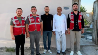 Gönüllüler ihtiyaç sahibi ailenin evini baştan sona boyadı