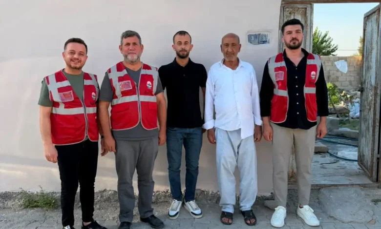 Gönüllüler ihtiyaç sahibi ailenin evini baştan sona boyadı