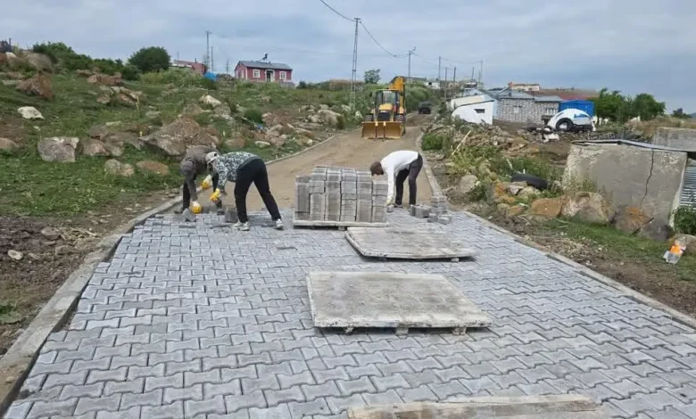 Kars'ta kırsal altyapı atağı: Parke taşı ve asfalt çalışmaları aralıksız sürüyor