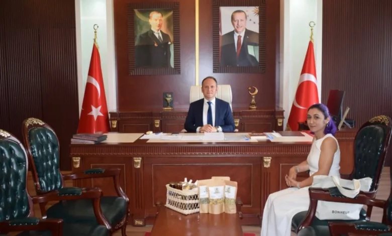 'Mor saçlı' çiftçiden Kaymakam Akpınar'a ziyaret