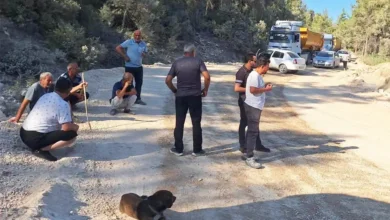 Muhtar yolu kapattı! Taş ocağı kamyonlarına mahallelinin tepkisi
