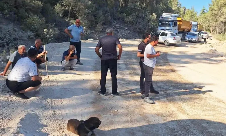 Muhtar yolu kapattı! Taş ocağı kamyonlarına mahallelinin tepkisi