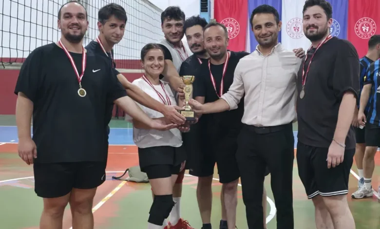 Tirebolu’da Çimen Dede Voleybol Turnuvası Sona Erdi