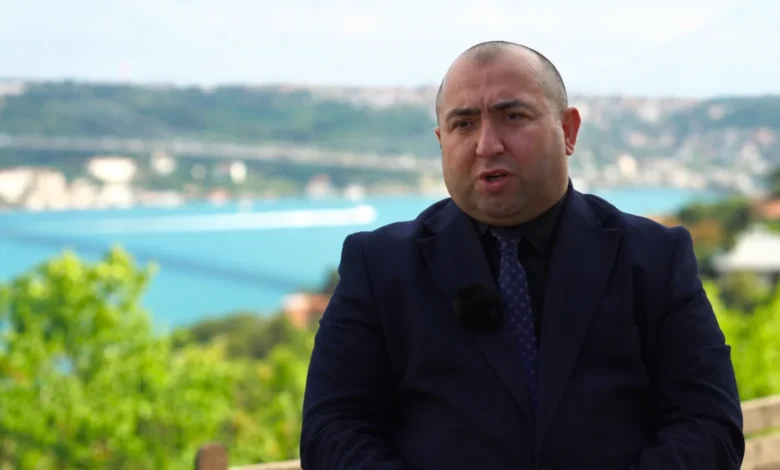 TRT Rus’un FETÖ belgeselinde TİMBİR Genel Başkan Yardımcısı Agil Alesger uzman olarak yer aldı