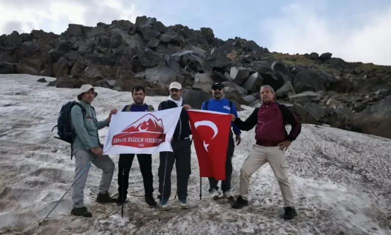 Ağrı’lı Dağcılar “30 Ağustos Zafer bayramı Süphan dağı” tırmanışı yaptı