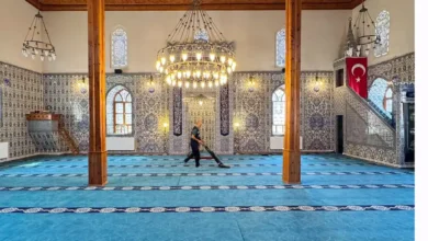 Belediye ekiplerinden Cami temizliği