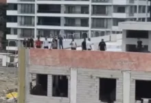 İskenderun’da işçiler çatıya çıktı