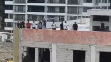 İskenderun’da işçiler çatıya çıktı