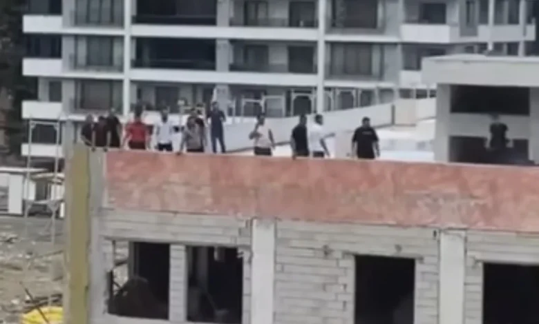 İskenderun’da işçiler çatıya çıktı