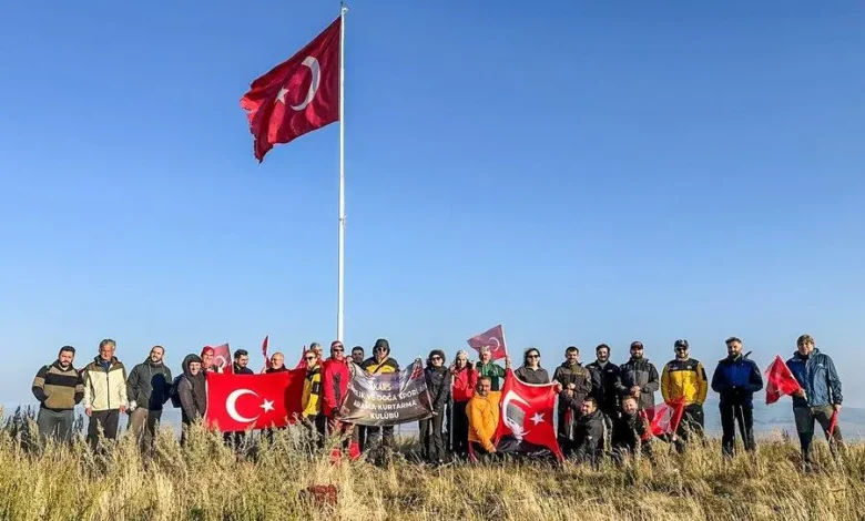 Kars’ta Dağcılar 30 Ağustos Coşkusunu Yahni Dağı Zirvesine Taşıdı
