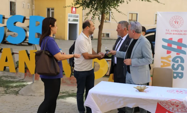 Ağrı’da GSB yurtlarında ilk gün heyecanı: Öğrenciler ikramlarla karşılandı