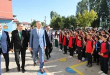 Ağrı’da ilk ders zilini Vali Bozkurt çaldı