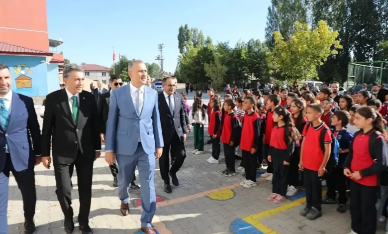 Ağrı’da ilk ders zilini Vali Bozkurt çaldı