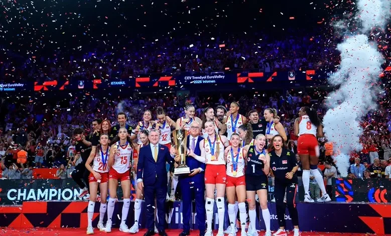Bakan Bak Avrupa Şampiyonu Filenin Sultanları’nı kutladı