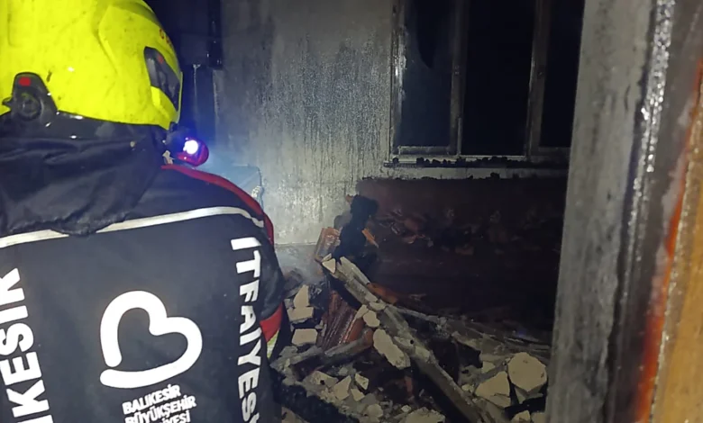 Burhaniye’de 2 katlı müstakil evde yangın çıktı