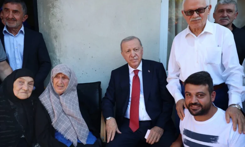 Cumhurbaşkanı Erdoğan, Rize'de komşularıyla bir araya geldi