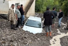 Uzundere'de taşkın: Araçlar çamura gömüldü