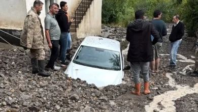 Uzundere'de taşkın: Araçlar çamura gömüldü