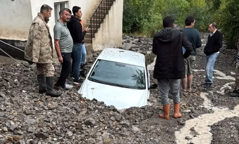 Uzundere'de taşkın: Araçlar çamura gömüldü