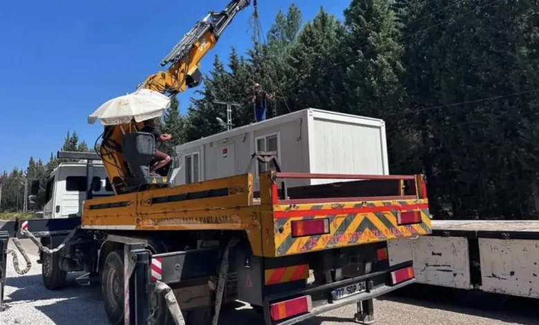 Yangından etkilenen vatandaşlar için AFAD konteynerleri Kaş’a ulaştı