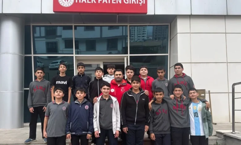 Kars’ta öğrenciler buz pateni etkinliğinde buluştu