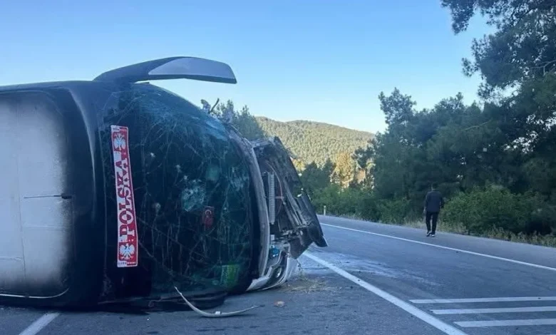 Antalya Akseki’de tur otobüsü ile otomobil çarpıştı: 1 ölü, 12 yaralı