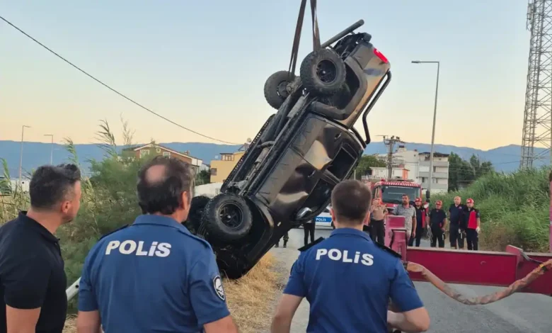 Balıkesir Edremit'te kamyonet dereye uçtu: 2 kişi hayatını kaybetti