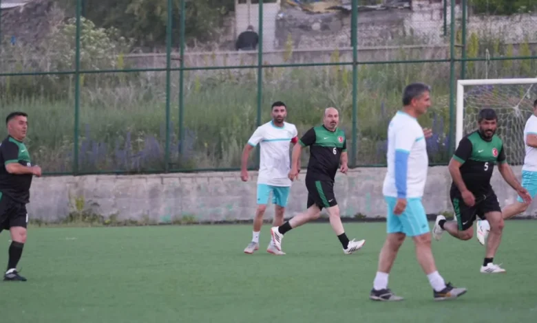 Kars'ta Veteranlar Ligi başladı: 40 yaş üstü futbolcular yeşil sahalara döndü