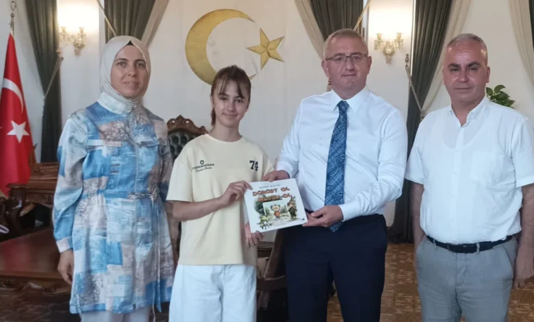 11 yaşında ilk kitabını yayınladı