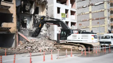 Yeşilyurt’ta üç katlı metruk bina kontrollü şekilde yıkıldı