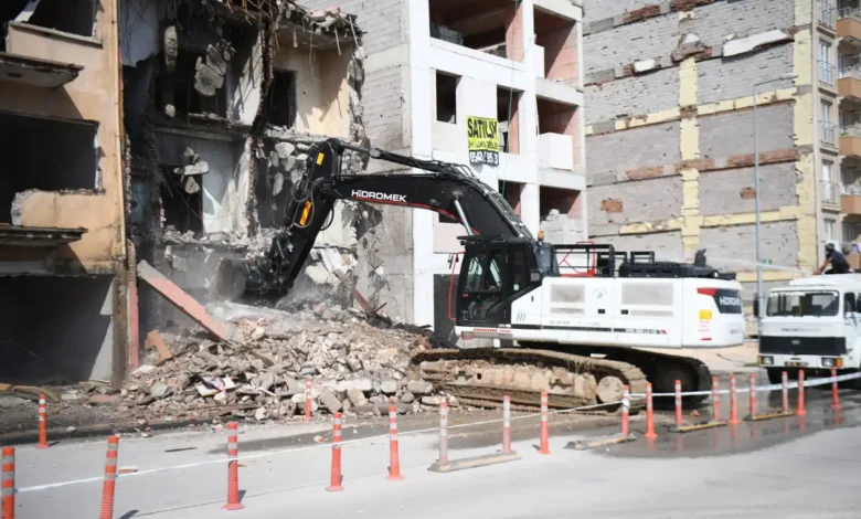Yeşilyurt’ta üç katlı metruk bina kontrollü şekilde yıkıldı
