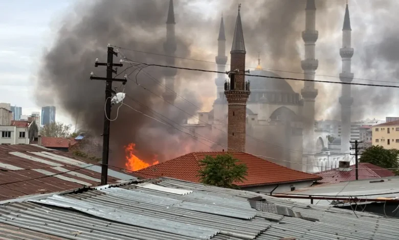 Ankara Ulus'ta Nene Hatun Camii yanında yangın