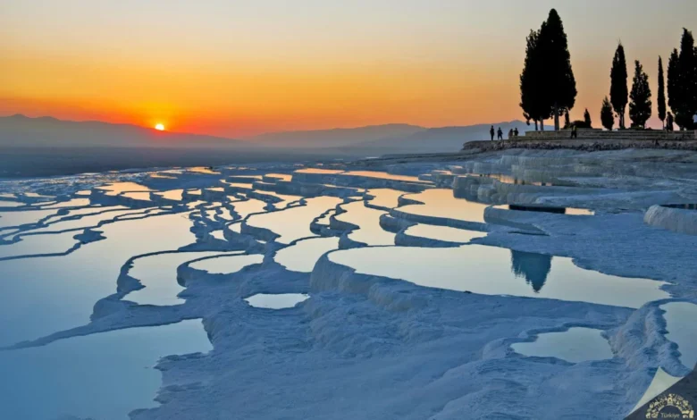 Beyaz travertenlerden antik kente: Pamukkale