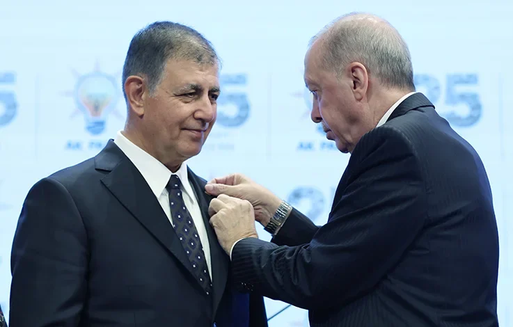 İzmir’de 27 yıl sonra değişim: Cemil Tugay AK Parti’ye katıldı